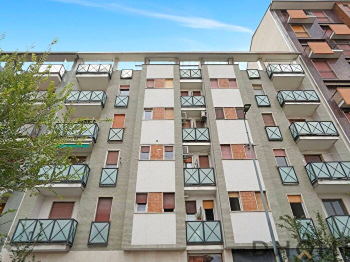 Appartamento bilocale in affitto in Alzaia Naviglio Pavese Milano MI Italia, Famagosta, Milano