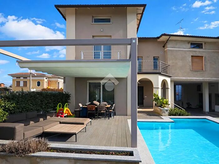 Casa con 7 locali in vendita in Vicolo Spontini, Gattinara