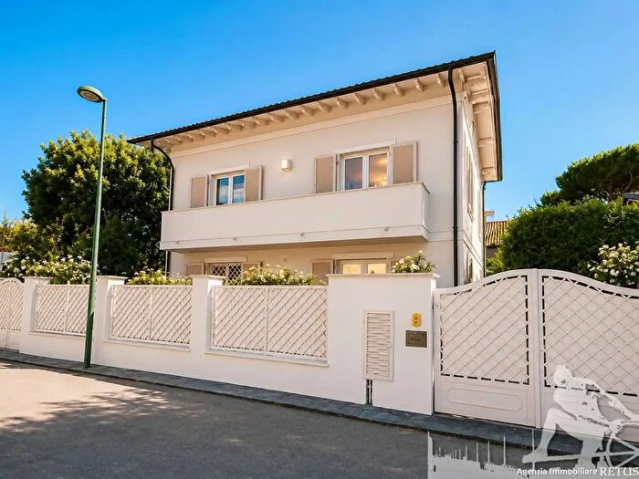 Casa con 12 locali in vendita in Forte Dei Marmi