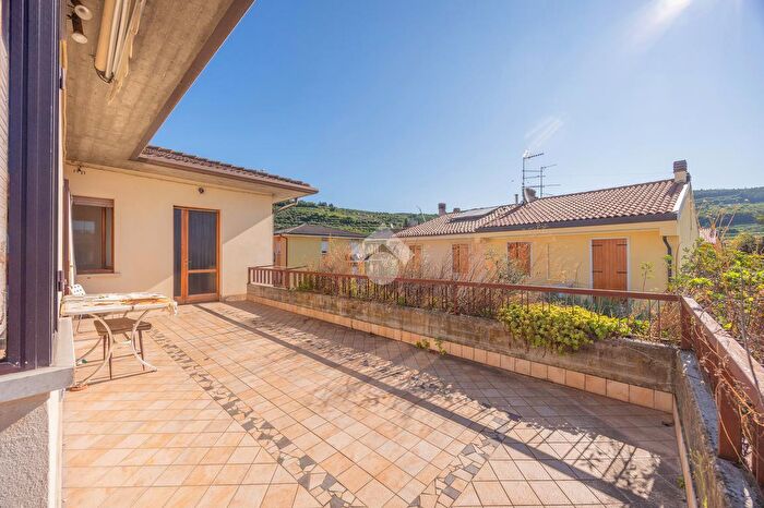 Casa con 10 locali in vendita in Viale Verona, Fumane