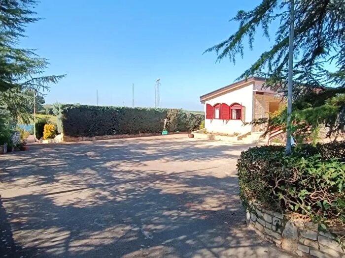 Casa quadrilocale in vendita in Via Castel del Monte, Andria