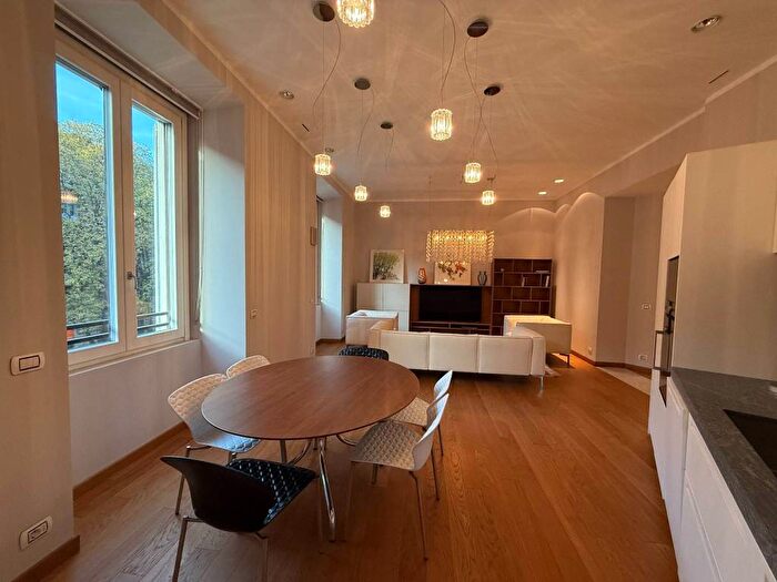 Appartamento trilocale in affitto in Via Cusani, Duomo, Milano