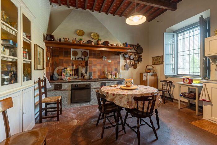 Casa con 10 locali in vendita in Viale San Francesco, Borgo A Mozzano