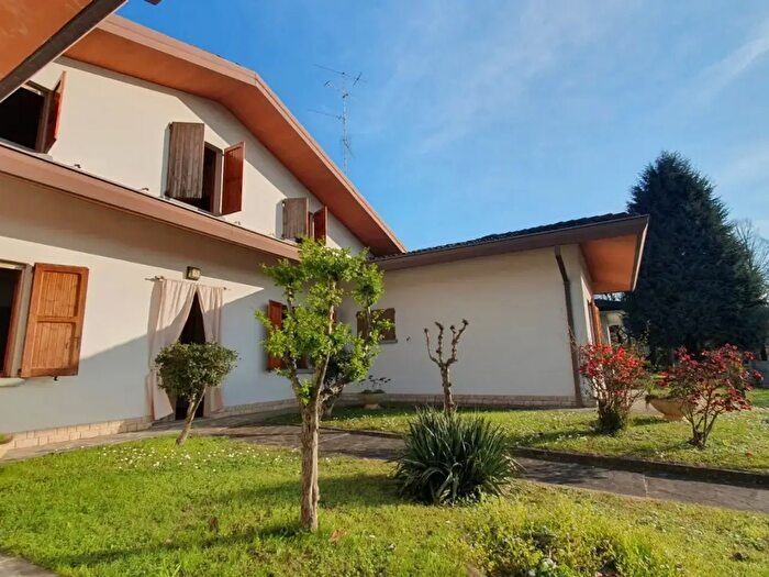 Casa con 6 locali in vendita in Via Barbieri, Novi Di Modena