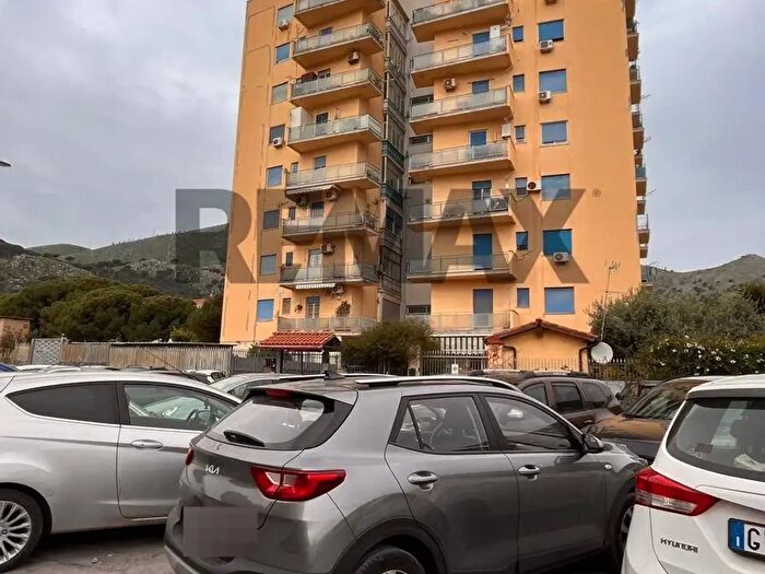 Appartamento trilocale in vendita in Viale Piazza Armerina, Palermo