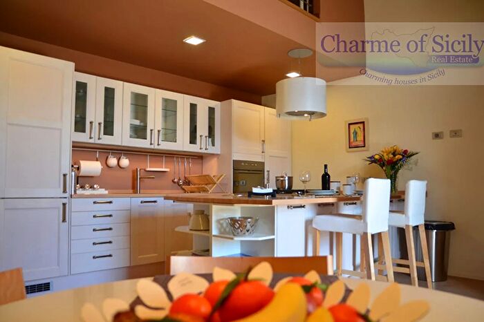 Casa con 10 locali in vendita in Via Provinciale Rocciola Scrofani, Modica