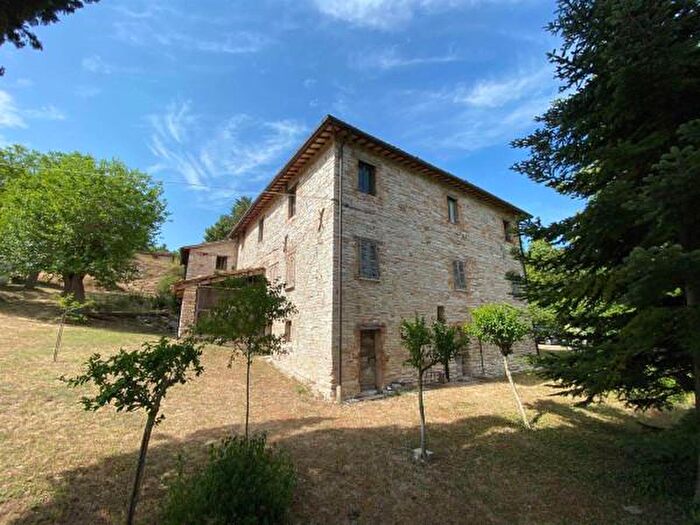 Casa con 6 locali in vendita in Urbino