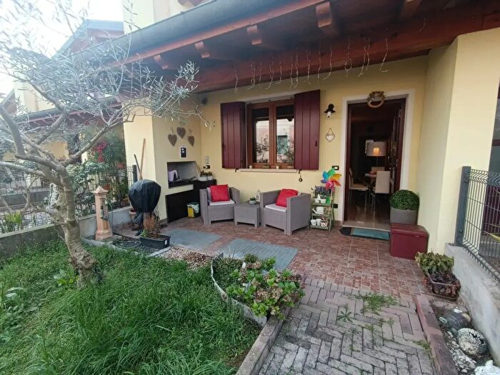 Casa con 6 locali in vendita in Rosa