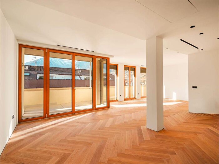 Appartamento trilocale in affitto in Via Cassa di Risparmio, Centro, Merano