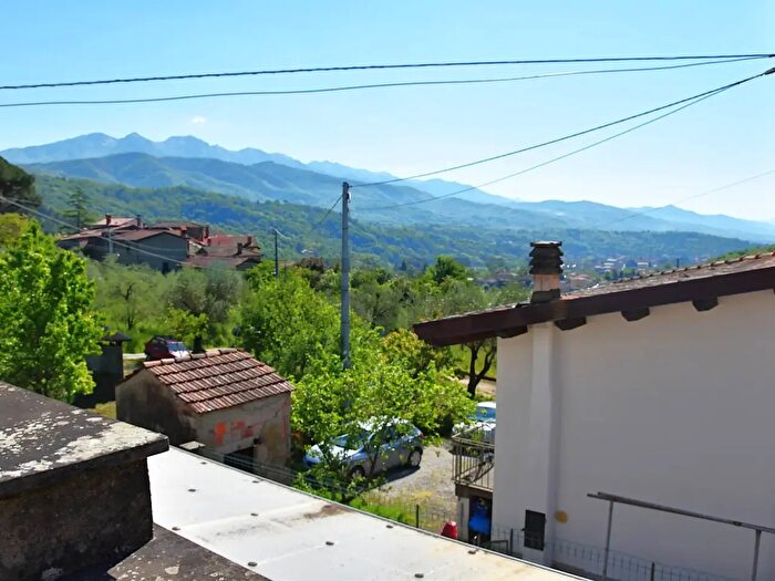 Casa con 10 locali in vendita in Pontremoli