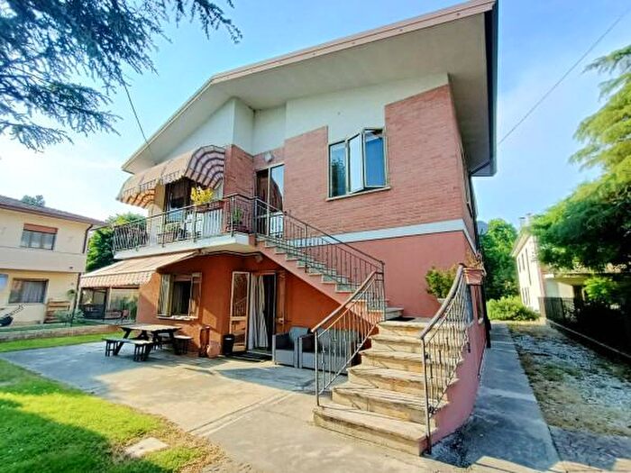 Casa con 6 locali in vendita in Adria