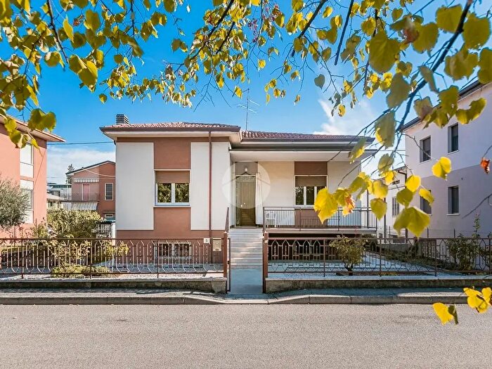 Casa con 6 locali in vendita in Via Luigi Capuana, Sommacampagna