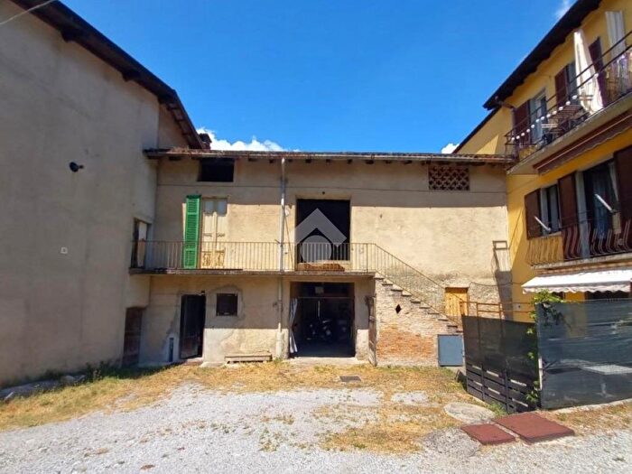 Casa con 7 locali in vendita in Via Caravaggio, Canzo