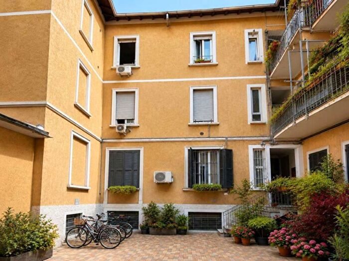 Appartamento trilocale in affitto in via GIAMBELLINO, Giambellino, Milano