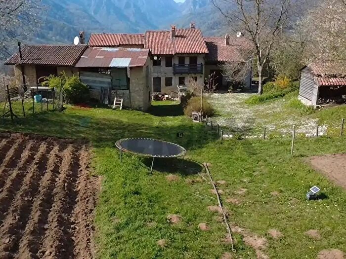 Casa con 8 locali in vendita in Via Paoli, Posina