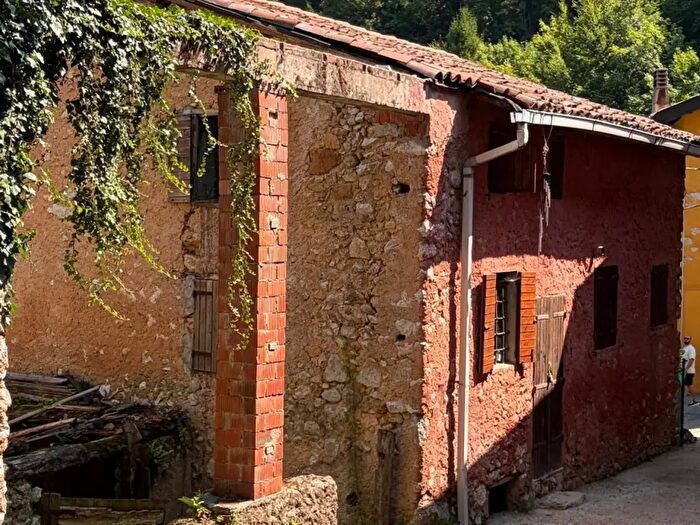 Casa con 7 locali in vendita in Contrà Vienne, Torrebelvicino