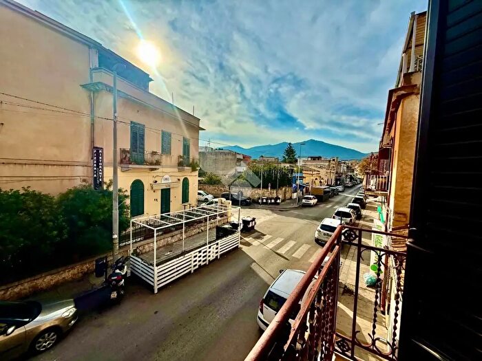 Appartamento con 5 locali in vendita in Cortile Secondo Carbone, Palermo