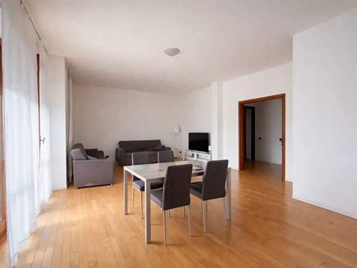 Appartamento quadrilocale in vendita in Piazza Maggio, Varese