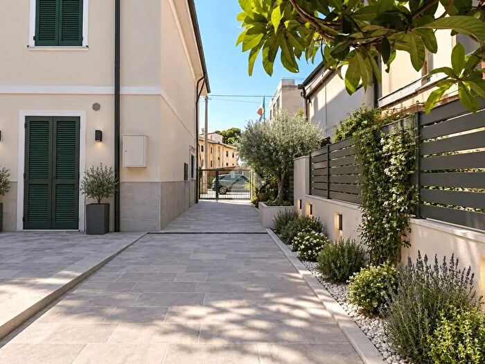 Casa quadrilocale in vendita in Via Thaon di Revel, Pescara