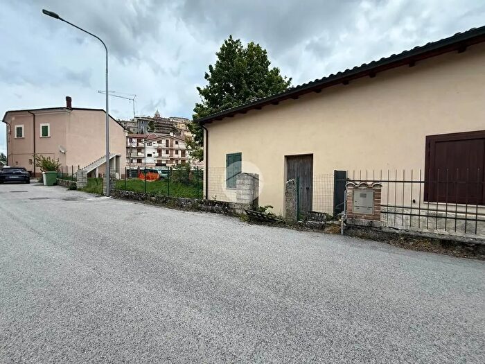 Casa quadrilocale in vendita in Villa a Schiera d'Angolo Via dei Frattali, Rocca Di Mezzo