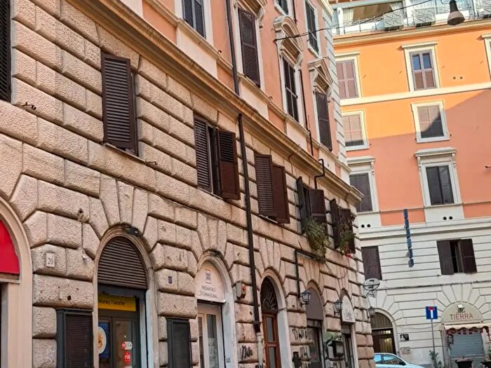 Appartamento trilocale in affitto in Via Calatafimi, Roma