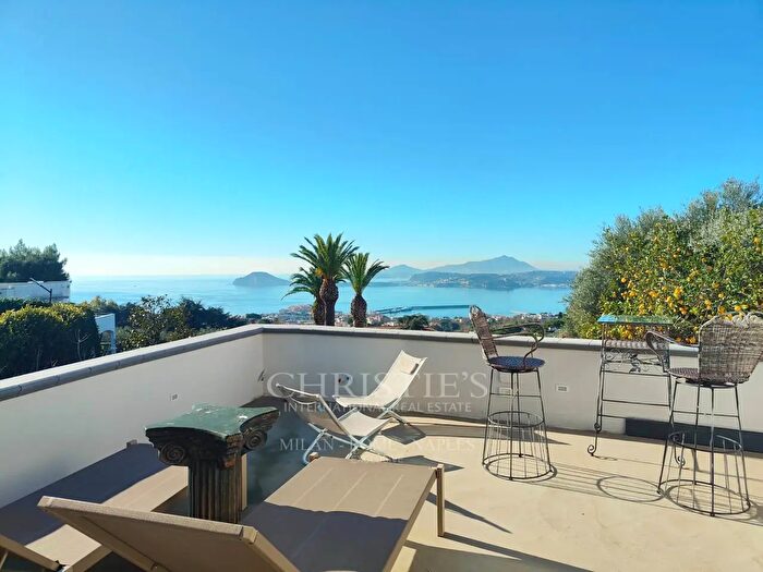 Appartamento con 5 locali in vendita in Via Vecchia delle Vigne, Pozzuoli