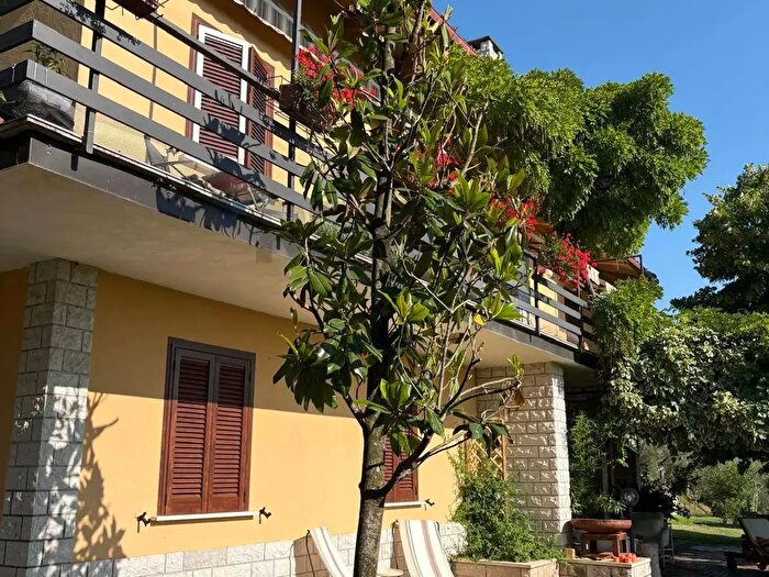 Casa con 16 locali in vendita in Fossato Di Vico