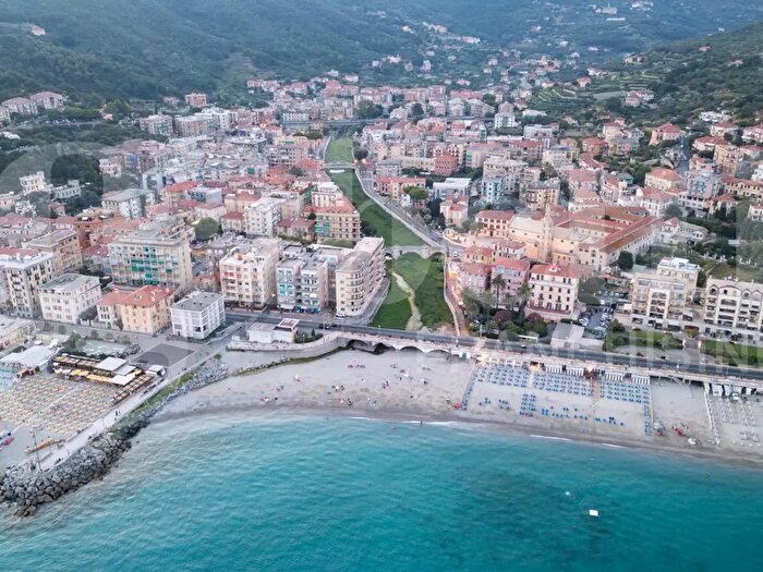 Appartamento trilocale in vendita in Via Molinetti, Finale Ligure