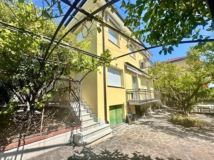 Casa con 11 locali in vendita in Loano