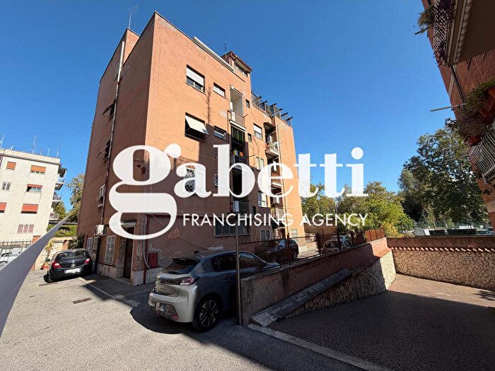 Appartamento trilocale in vendita in Via delle Rose, Roma