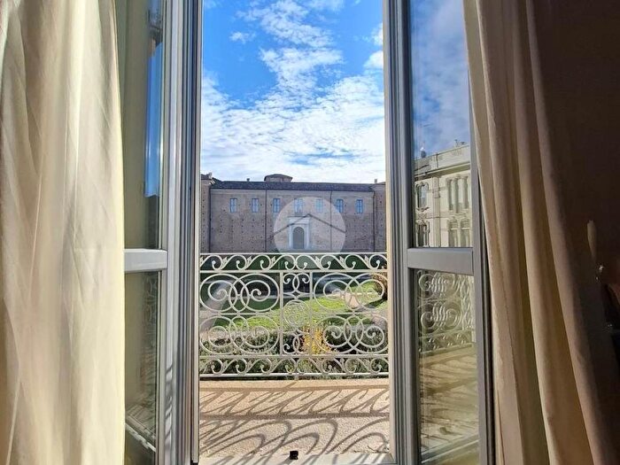 Appartamento quadrilocale in vendita in Via piazza castello, Centro Storico, Voghera