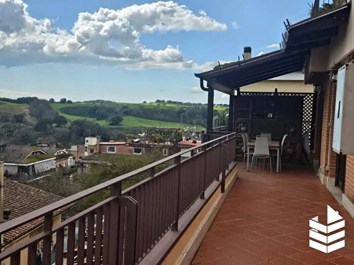 Appartamento quadrilocale in vendita in Via Gradoli, Roma