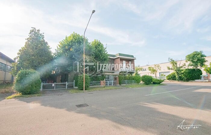 Casa con 10 locali in vendita in Via della Meccanica, Modena