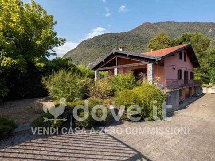 Casa trilocale in vendita in Via XXV Aprile, Laveno Mombello