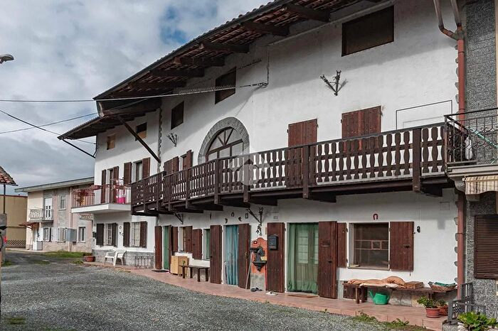 Casa con 8 locali in vendita in Zona Devesi, Cirie