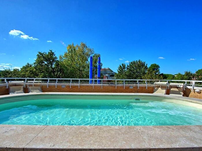 Casa con 5 locali in affitto in Viale Giacinto Martinelli, Centro, Riccione