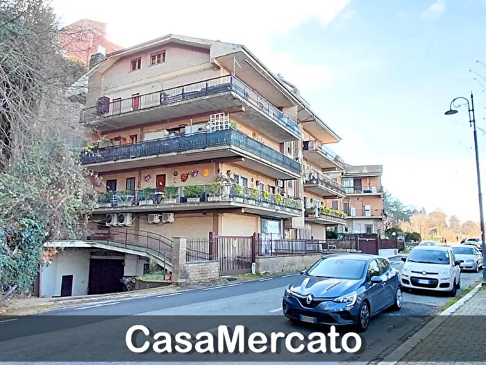 Appartamento quadrilocale in vendita in Via Roma, Rocca Di Papa