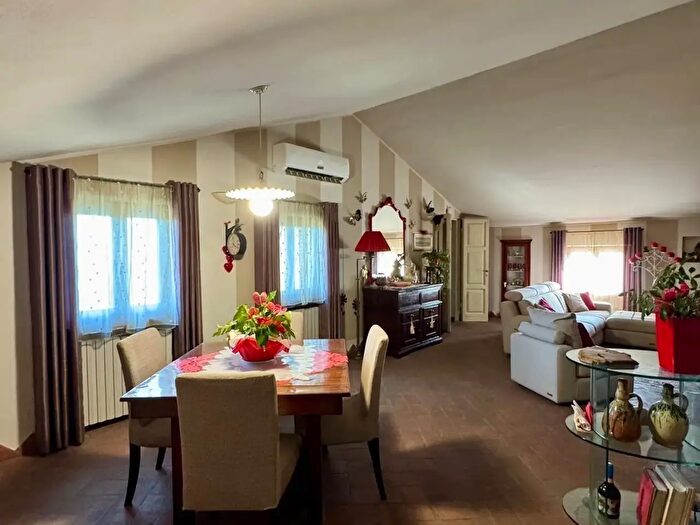 Casa con 15 locali in vendita in Capannori