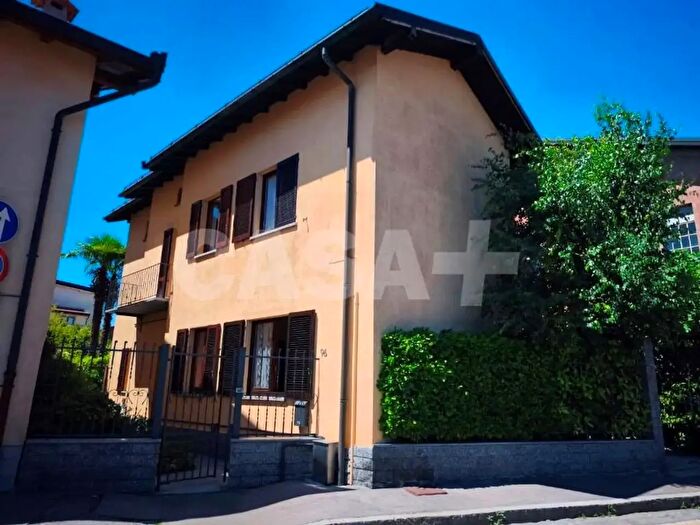 Casa quadrilocale in vendita in Via Brunico, Varese