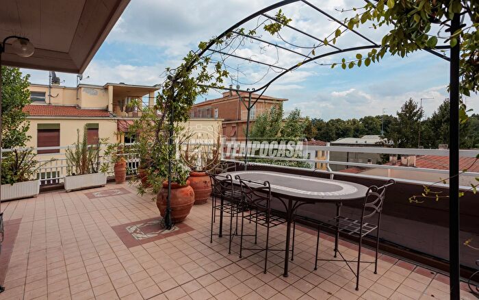 Appartamento con 5 locali in vendita in Via Biagio Pelacani, Parma