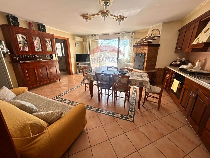 Casa con 13 locali in vendita in Via P Umberto, Pachino