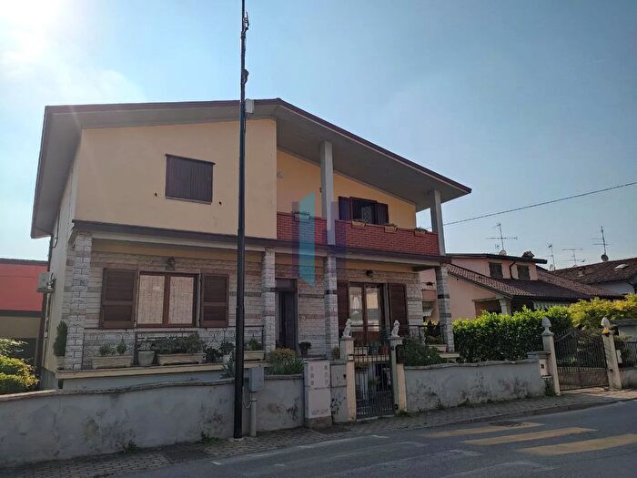 Casa quadrilocale in vendita in Via IV Novembre, Capriano Del Colle