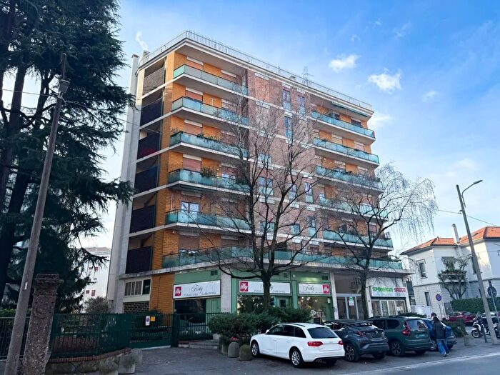 Appartamento quadrilocale in vendita in Via San Gottardo, Monza