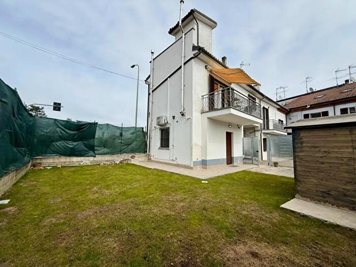 Casa con 6 locali in vendita in Strada Acqui di Cabanette, Alessandria