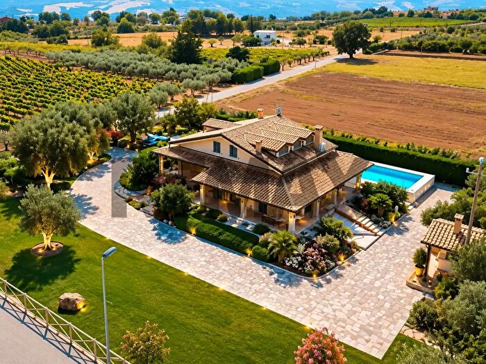Casa con 12 locali in vendita in Miglionico
