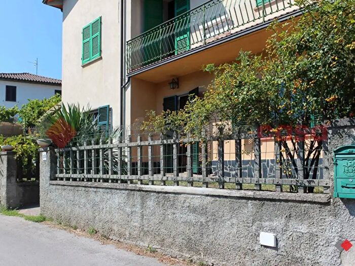 Appartamento trilocale in vendita in Via di Chiosa, Piazza Al Serchio