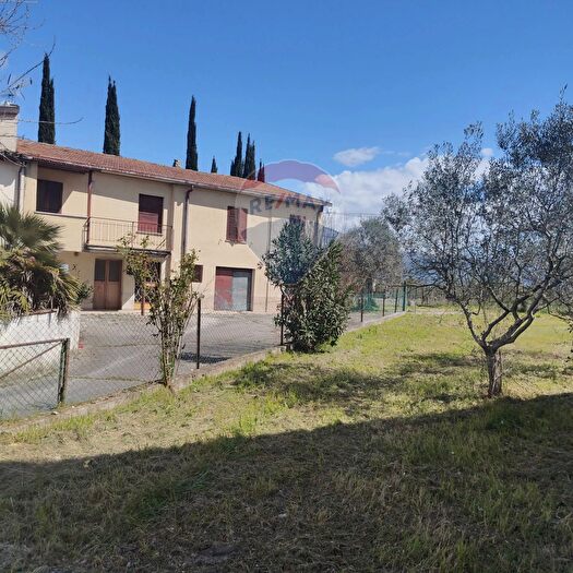 Casa con 15 locali in vendita in Via Budino, Foligno