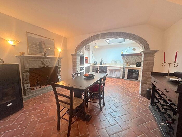 Casa con 9 locali in vendita in Via Pasquinelli, Vernio