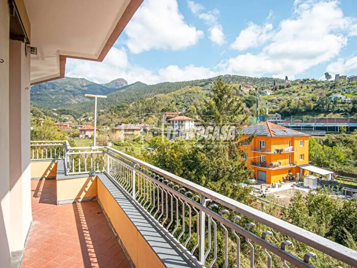 Appartamento trilocale in vendita in Via Barletti, Casarza Ligure