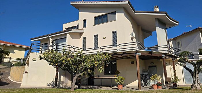 Casa con 10 locali in vendita in Tarquinia